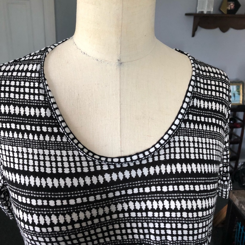 Patterned Scoop Neck Tee - Picture 3 of 4